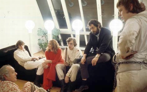 Stanley Kubrick (de paletó escuro) com os atores durante as filmagens de "Laranja Mecânica"