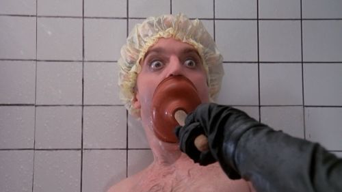 O Fantasma ameaça Beef no chuveiro