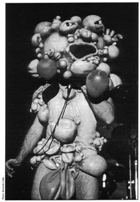 Uma das fantasias de Peter Gabriel para a turnê do álbum