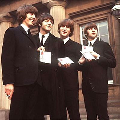 Os Beatles com suas condecorações do Império Britânico