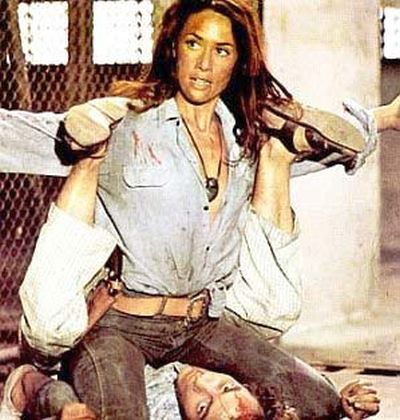 A guerreira Ci (Dina Sfat) imobiliza o heroi