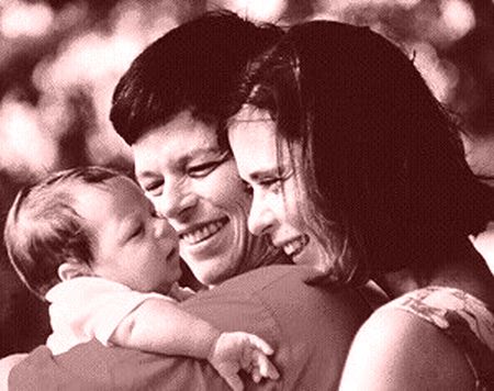 O filho de Cássia Eller, Chicão, era amamentado pela mãe  nos intervalos de gravação do álbum. 