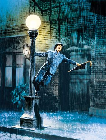 Gene Kelly fica tão feliz com a chuva que canta e dança