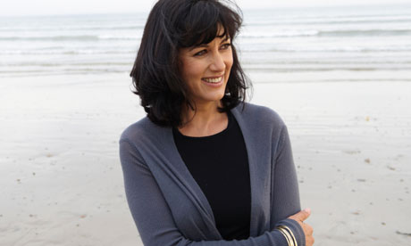 Não resisti à tentação de colocar uma foto da bela Polly Samson