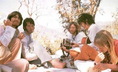George, Paul, John, Donovan e Jenny