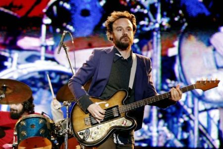 Rodrigo Amarante dos Los Hermanos e seu baixo Sonelli