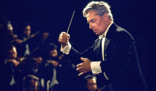 von Karajan cheio de pose, conduzindo de olhos fechados