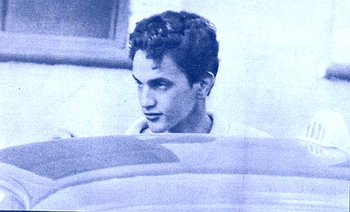 Um Caetano abatido e com os cabelos cortados, após sair da prisão em 1969