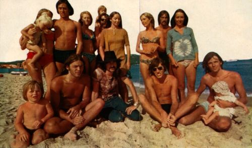 Gilmour, Mason, Waters, Wright, familiares e amigos na praia