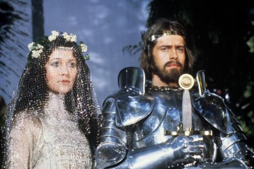 Guinevere (Cherie Lungui) E Artur (Nigel Terry)