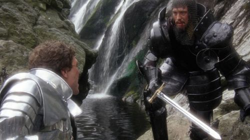 O primeiro encontro entre Lancelote (Nicholas Clay) e Artur (Nigel Terry)