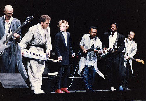 Peter Gabriel, Laurie Anderson e banda em show da turnê de "So"